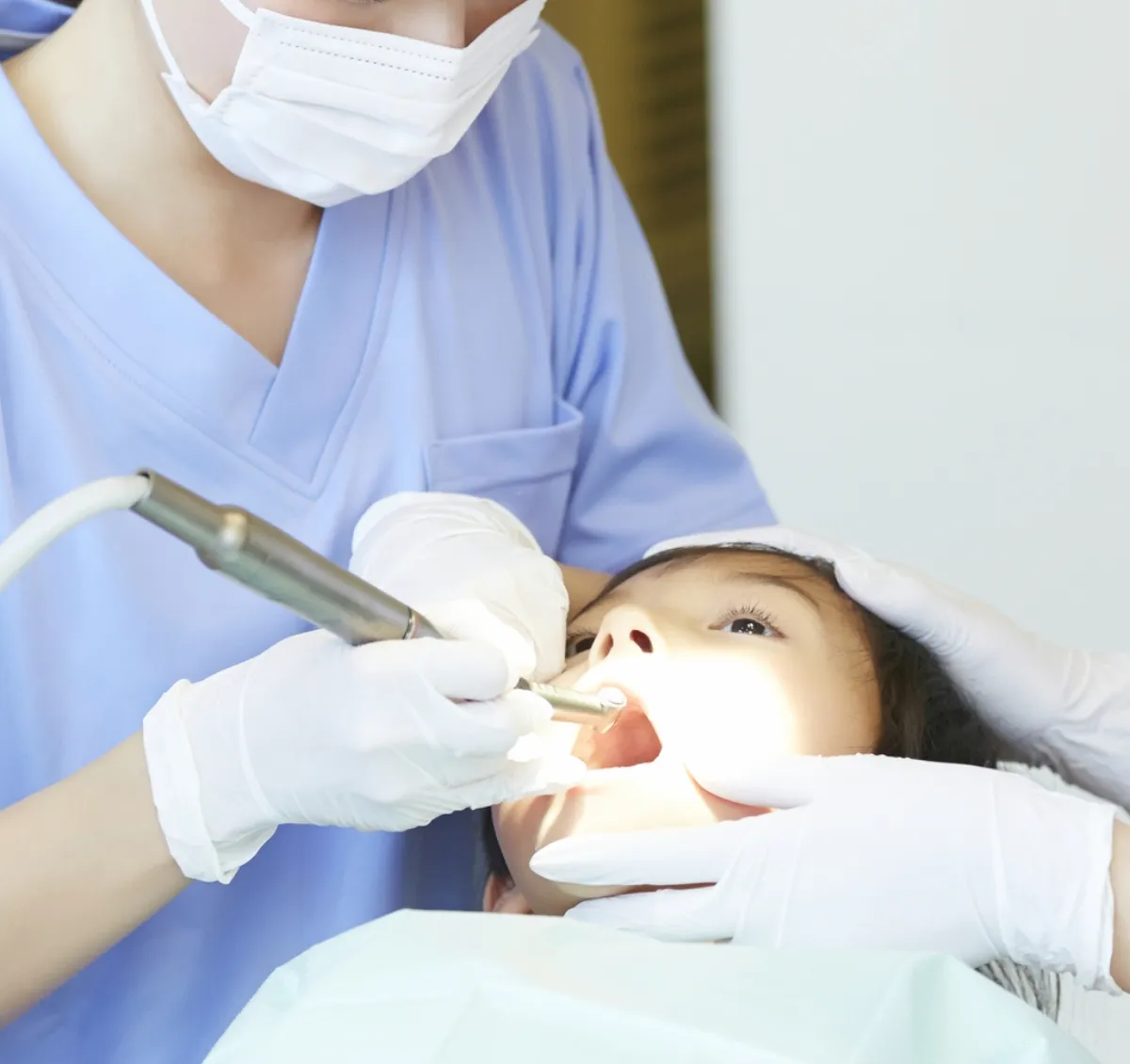 患者の口の中に器具を入れ治療する様子