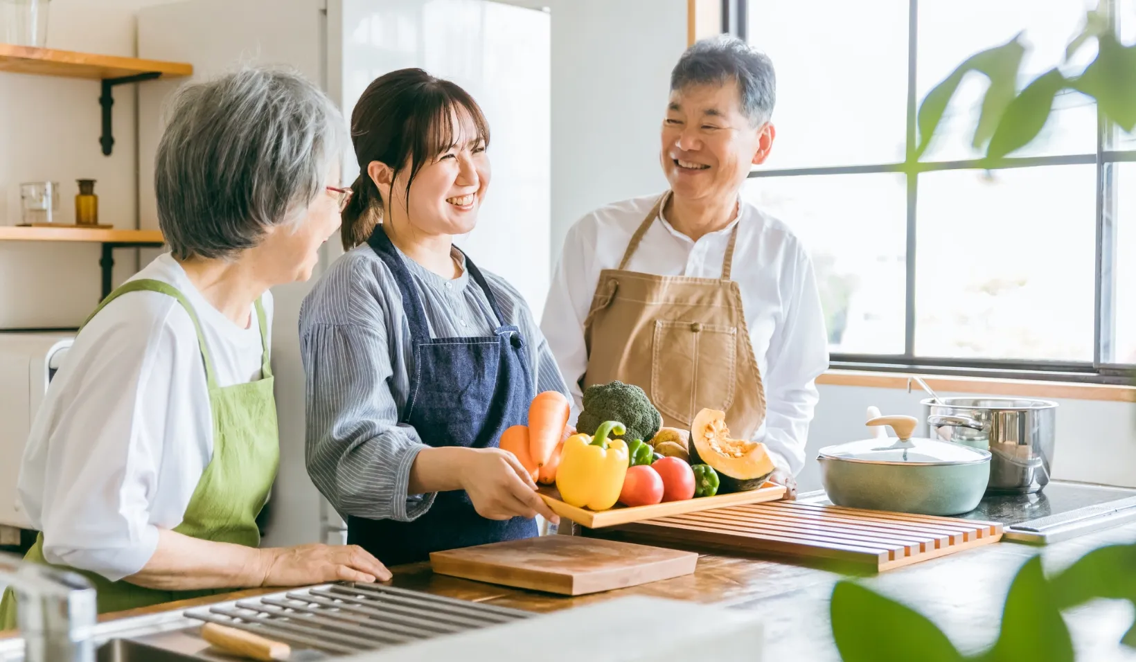 笑顔で料理を楽しむ家族の様子