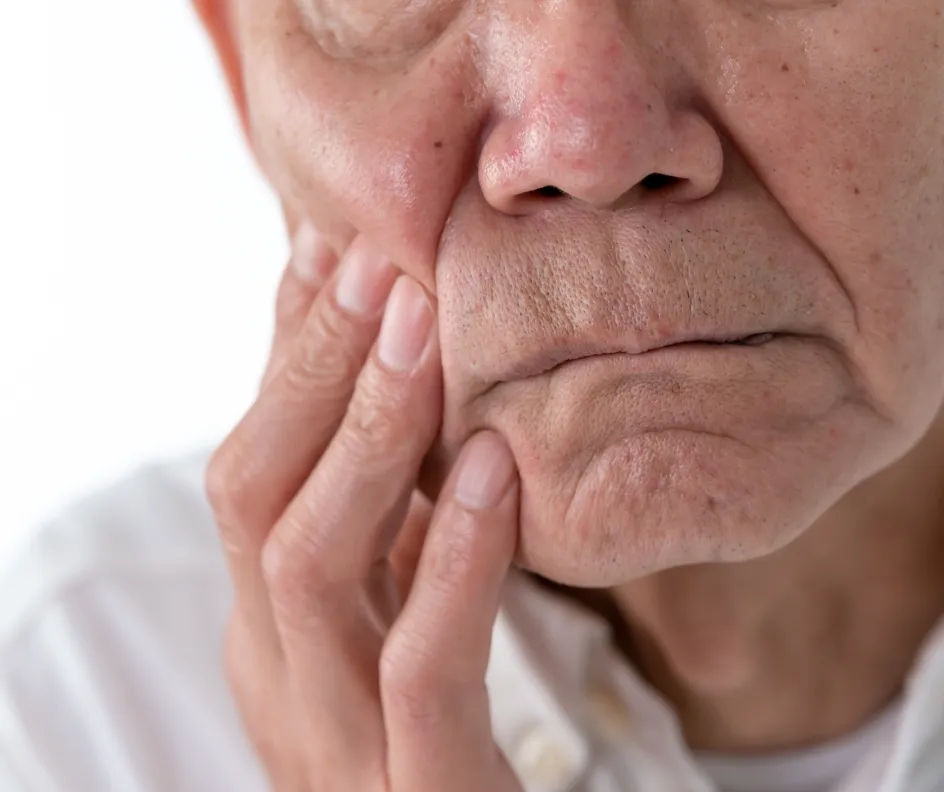 高齢男性が悩む様子
