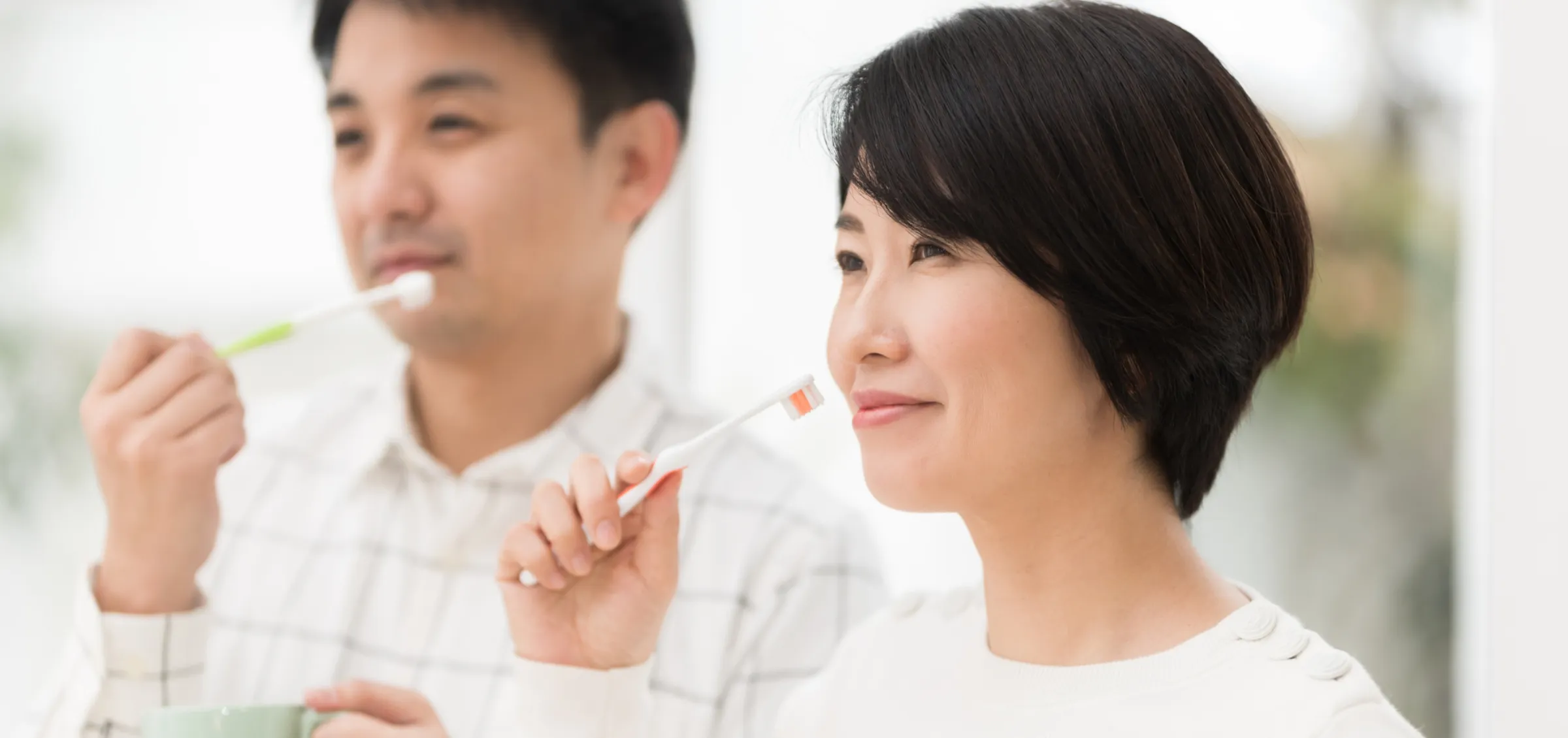 歯磨きをする男性と女性