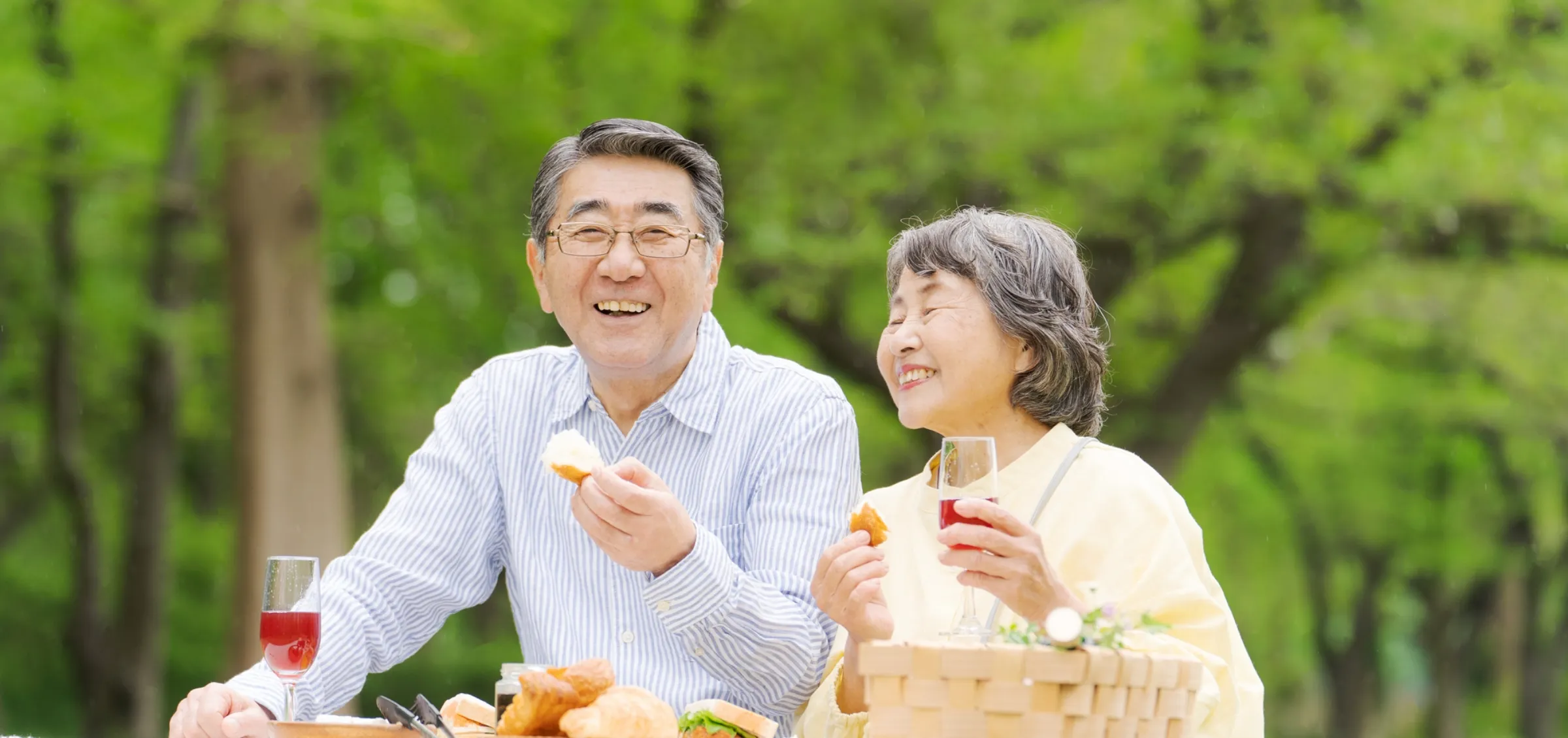 笑顔で食事をする高齢の男性と女性