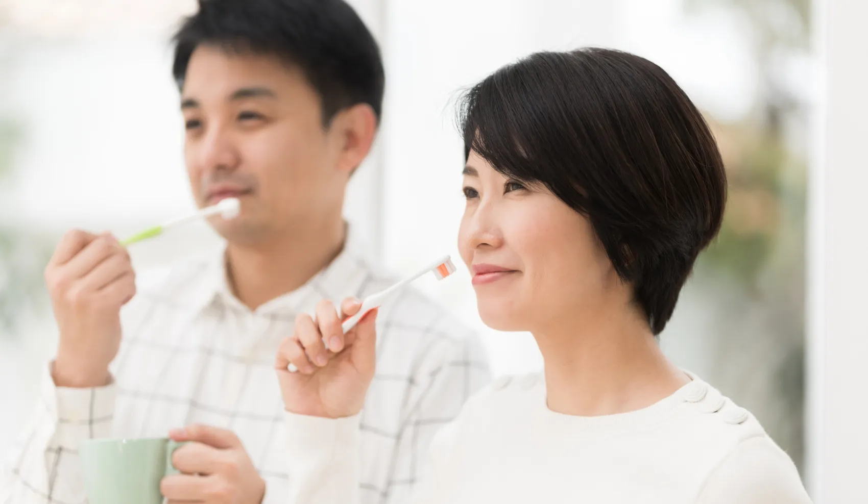 歯磨きをする男性と女性