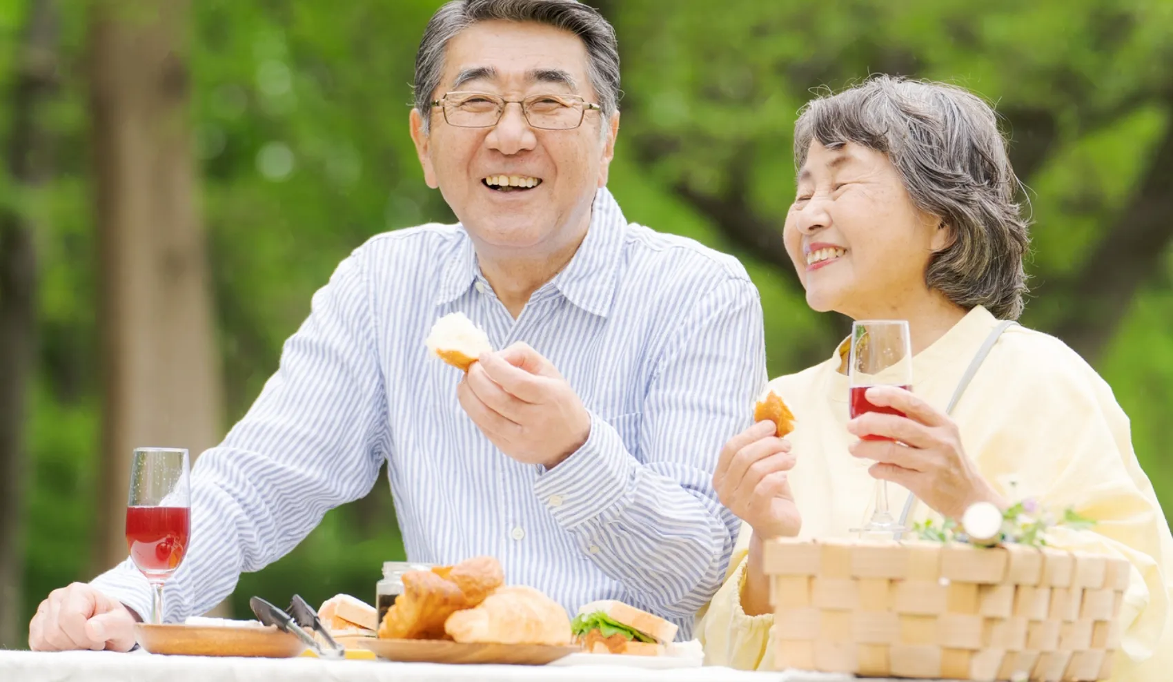 笑顔で食事を楽しむ高齢の男性と女性
