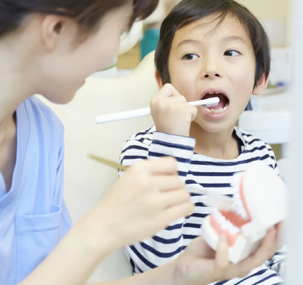 歯磨きの指導を受ける患者