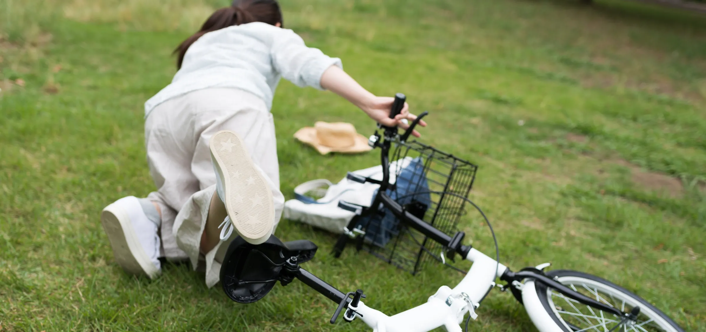 自転車で転倒した女性