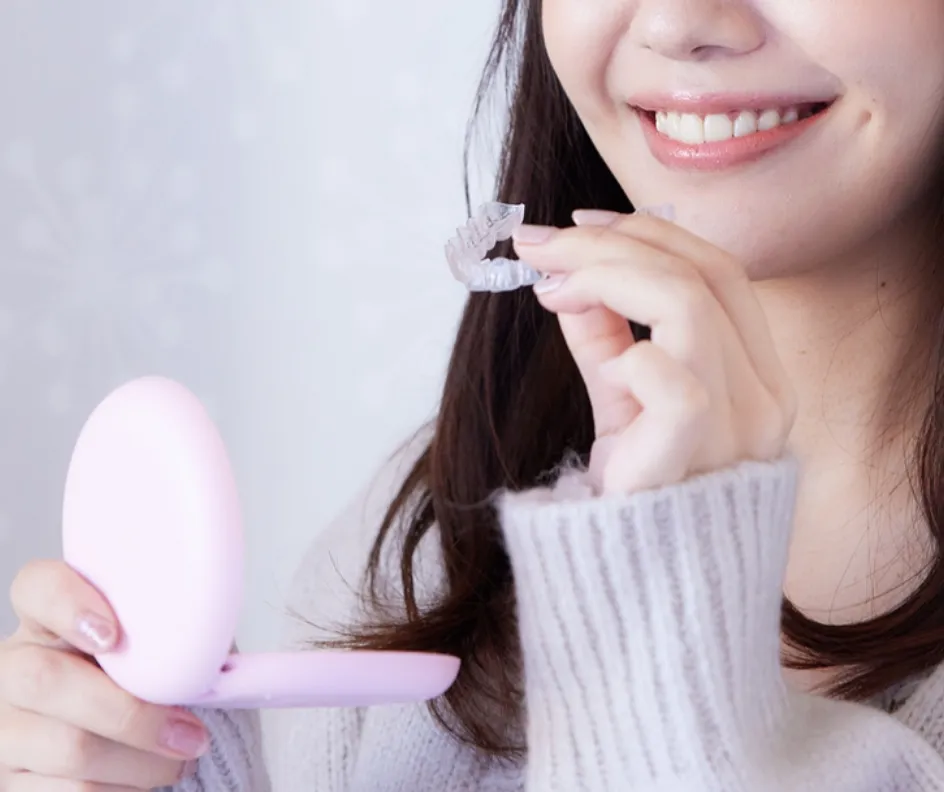 ナイトガードをケースから出す女性