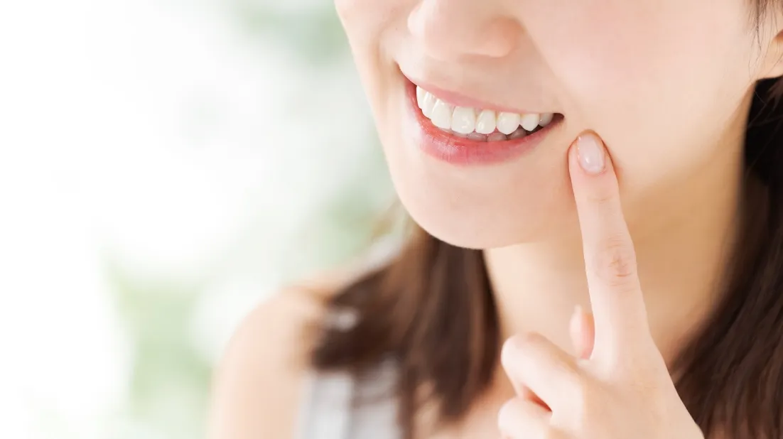 綺麗な歯が光る笑顔の口元